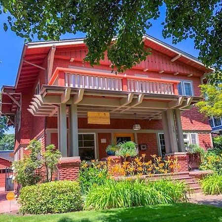 Lady Geneva Bed & Breakfast Medford Bagian luar foto