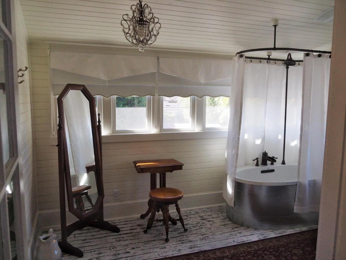 Lady Geneva Bed & Breakfast Medford Bagian luar foto