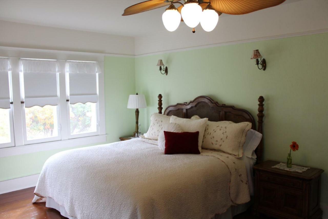 Lady Geneva Bed & Breakfast Medford Bagian luar foto